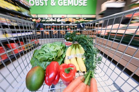 Obst teurer - Gemüse günstiger: Für Nahrungsmittel mussten die Menschen hierzulande nach Berechnungen des Statistischen Bundesam