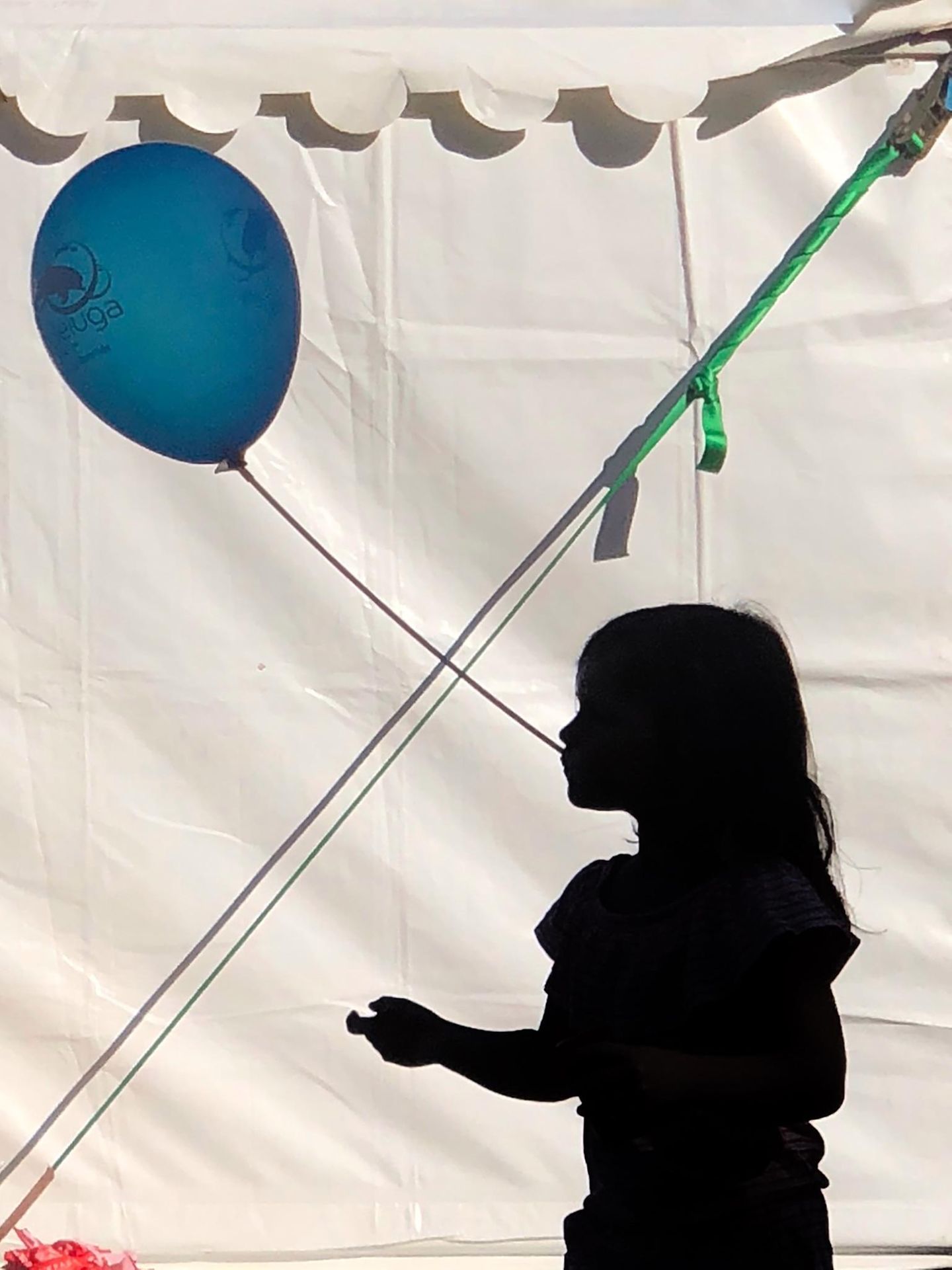 Fotografie: Der Ballon Fotografie: Schattenriss von Mädchen mit Luftballon