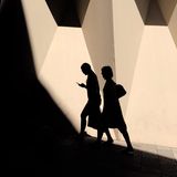 Fotografie: Schattenriss zweier Frauen