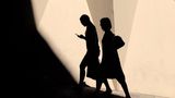 Fotografie: Schattenriss zweier Frauen