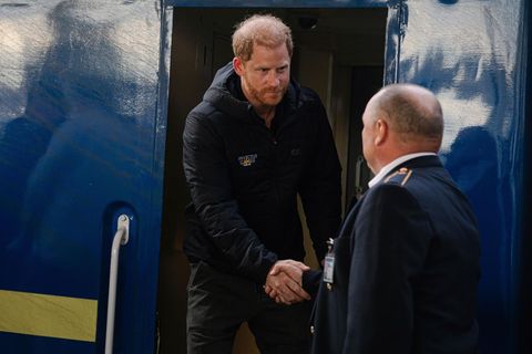 Prinz Harry steigt am Bahnhof in Kiew aus dem Zug