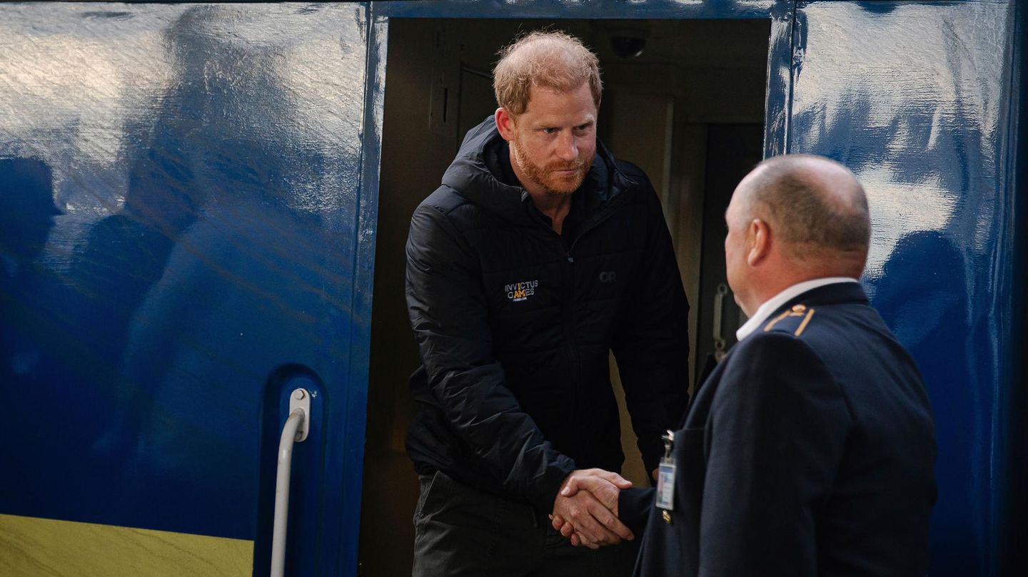Prinz Harry steigt am Bahnhof in Kiew aus dem Zug