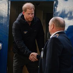 Prinz Harry steigt am Bahnhof in Kiew aus dem Zug