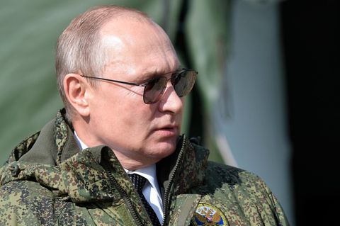 Wladimir Putin beobachtet Militärübungen  des größten Militärmanövers des Jahres "Zentr 2019" in Uniform
