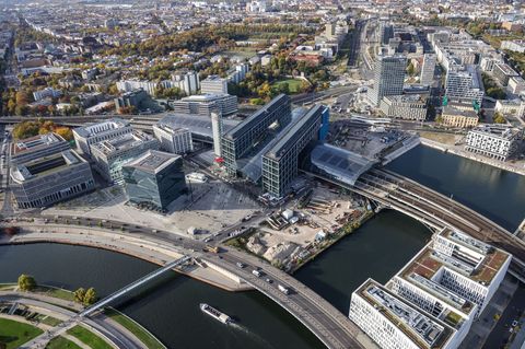 Aus der Luft wird Berlin nachts mit einem Laser abgescannt. Foto: Jan Woitas/dpa