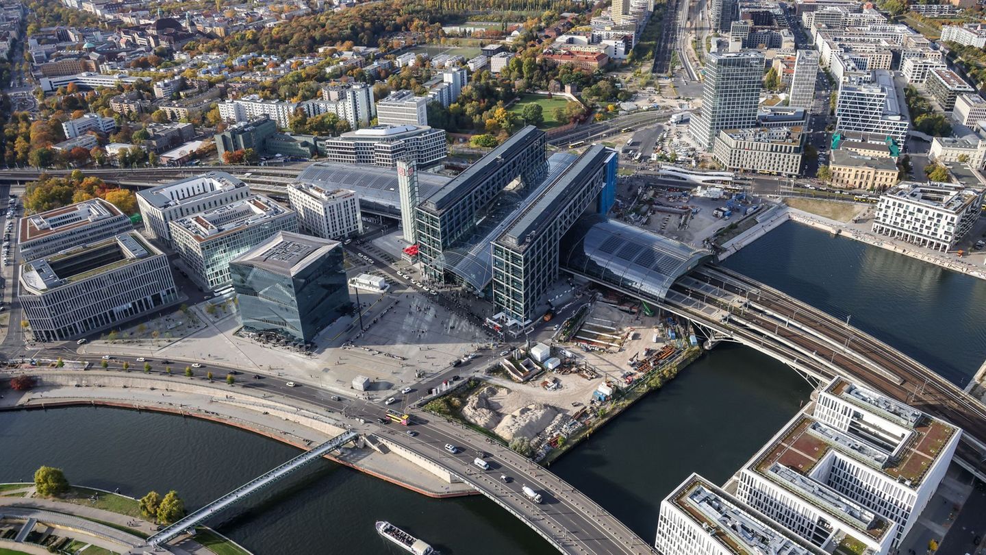Aus der Luft wird Berlin nachts mit einem Laser abgescannt. Foto: Jan Woitas/dpa