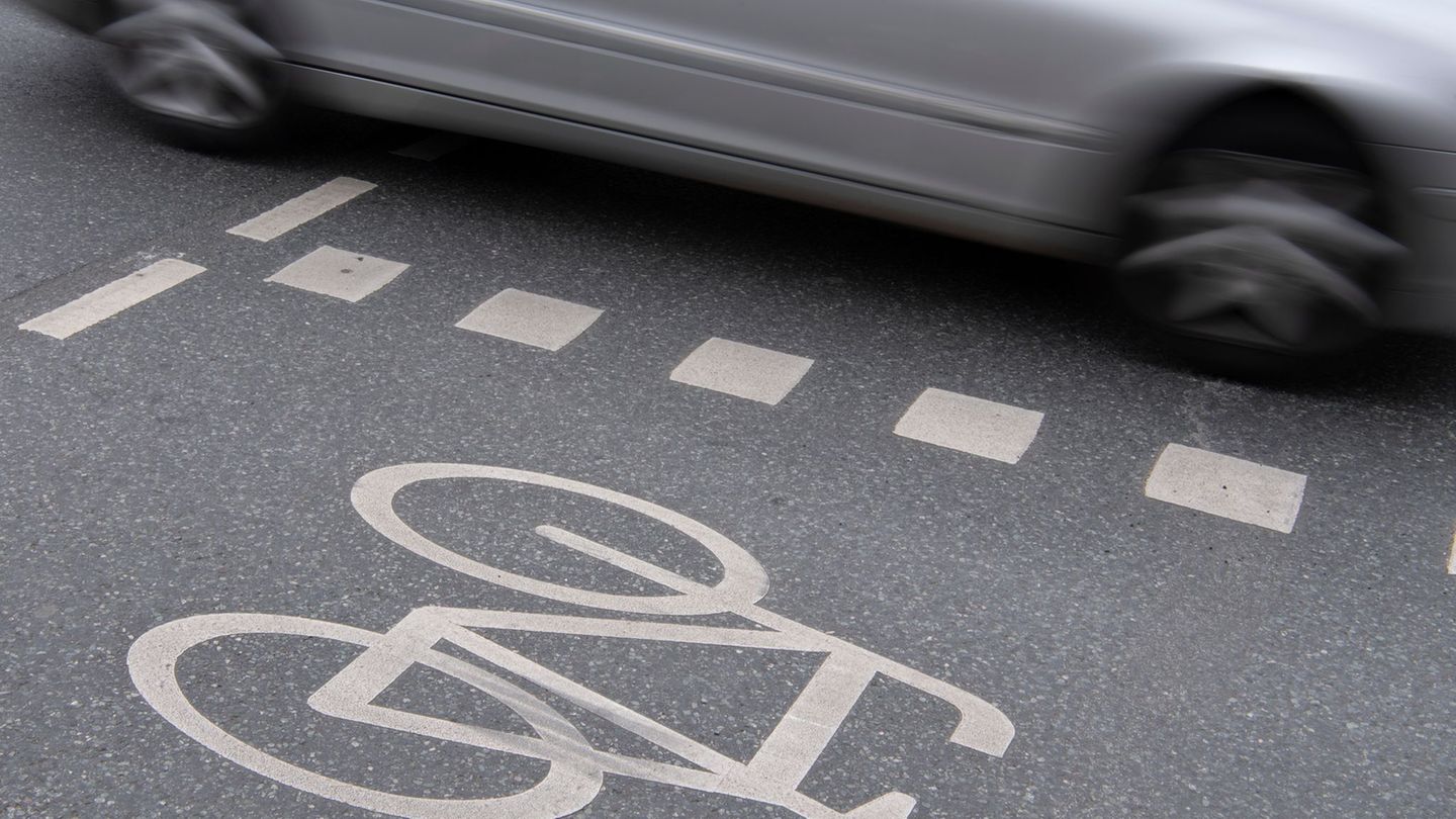 Fahrradfahrer wird bei einem Unfall auf der L262 im Kreis Vorpommern-Greifswald schwer verletzt. (Symbolbild) Foto: Boris Roessl