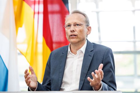 Der bayerische DGB-Chef Bernhard Stiedl sieht Milliardenverluste für Staat und Beschäftigte durch "Tarifflucht". (Archivbild) Fo