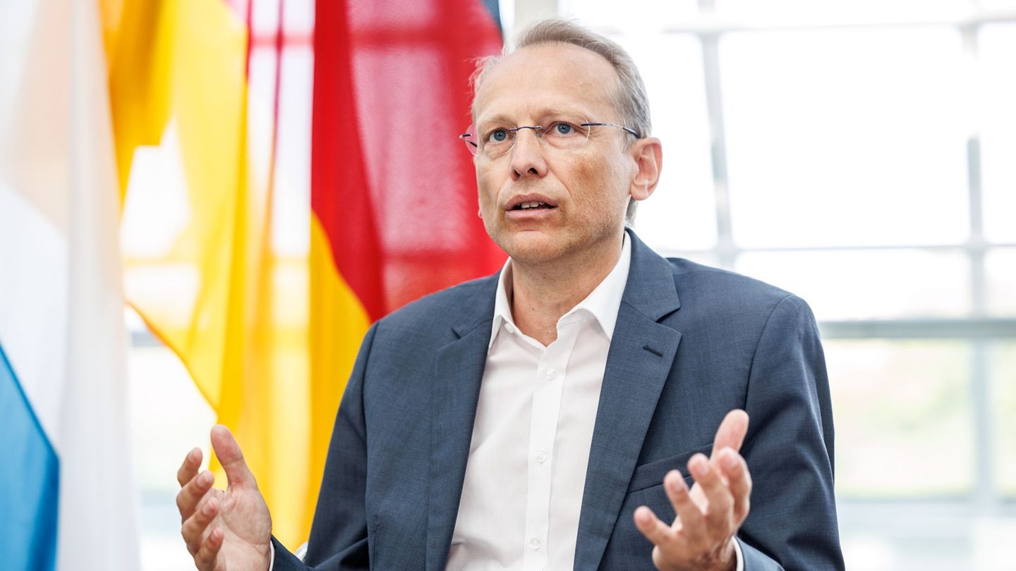 Der bayerische DGB-Chef Bernhard Stiedl sieht Milliardenverluste für Staat und Beschäftigte durch "Tarifflucht". (Archivbild) Fo