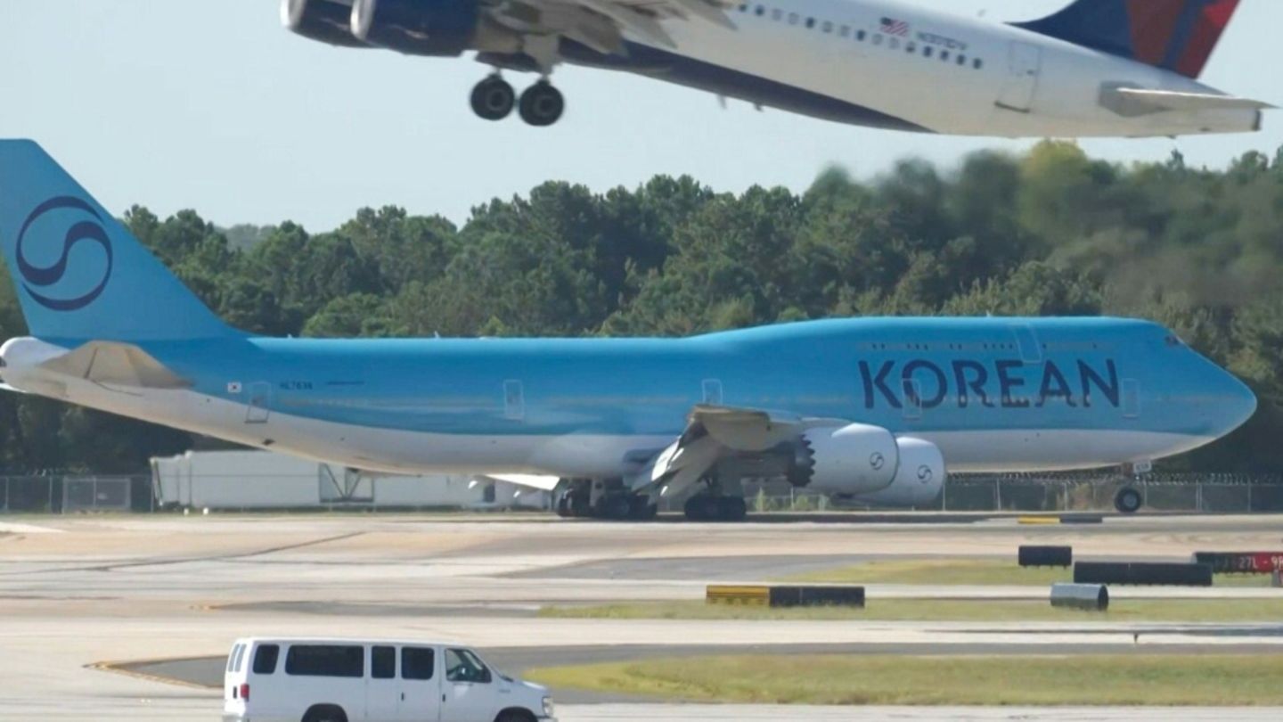 Die Chartermaschie am Flughafen von Atlanta