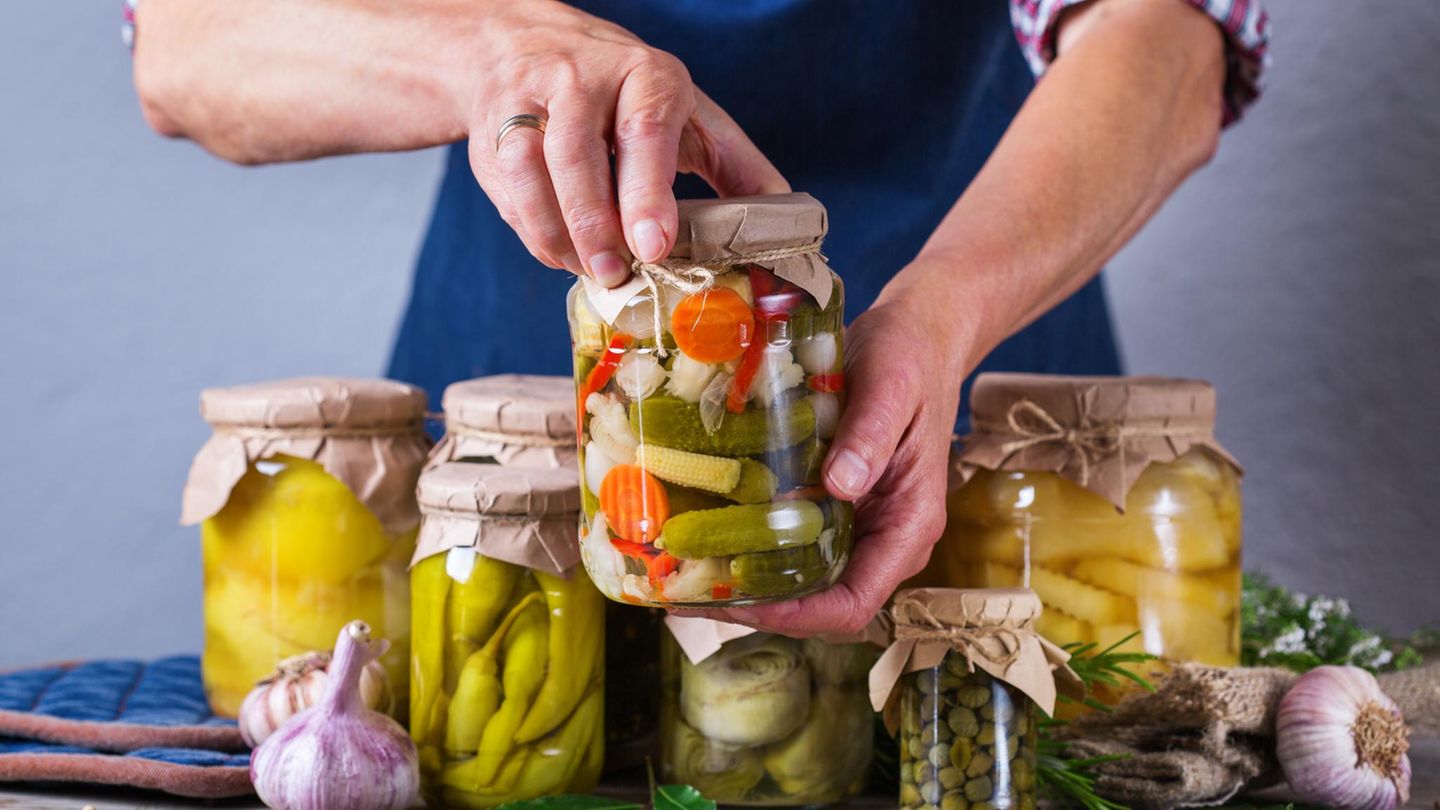Gemüse fermentieren: Mehrere Gläser fermentiertes Gemüse