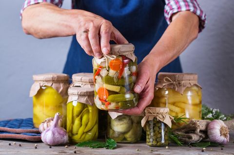 Gemüse fermentieren: Mehrere Gläser fermentiertes Gemüse