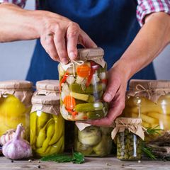 Gemüse fermentieren: Mehrere Gläser fermentiertes Gemüse