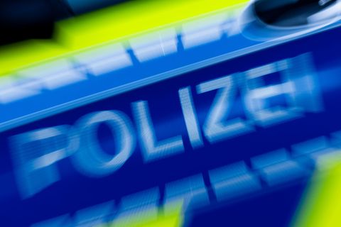 Die Polizei ermittelt gegen den 46-jährigen Autofahrer. (Symbolbild) Foto: Rolf Vennenbernd/dpa