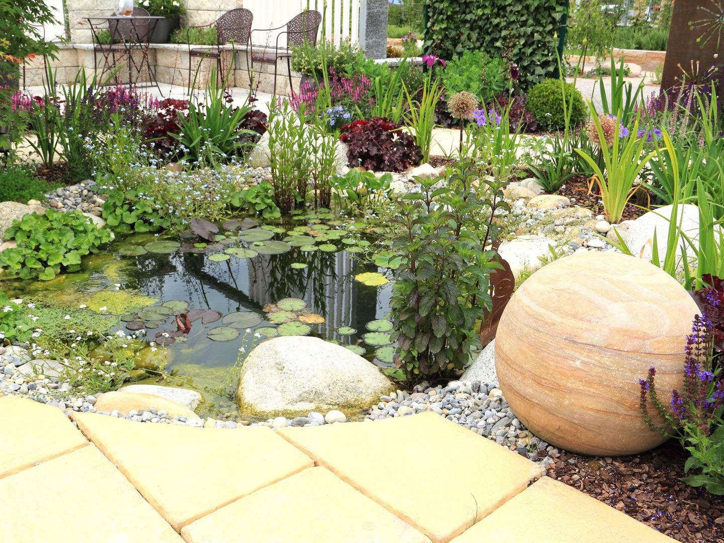 Wasserpflanzen fr den Teich: So gelingt die Bepflanzung im Garten |  STERN.de