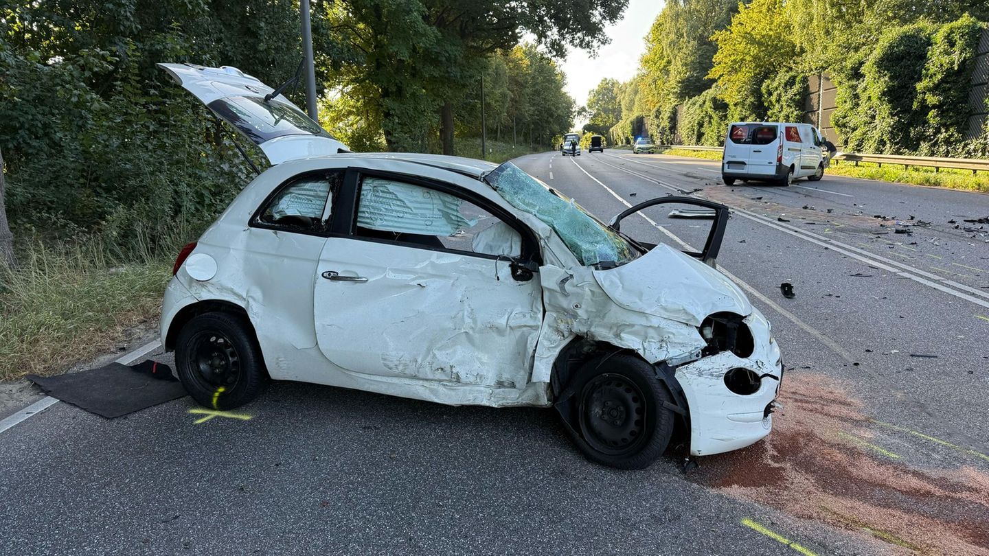 Eine junge Frau ist mit ihrem Auto in den Gegenverkehr geraten und dort erst gegen ein Taxi gestoßen und dann gegen einen Kleint