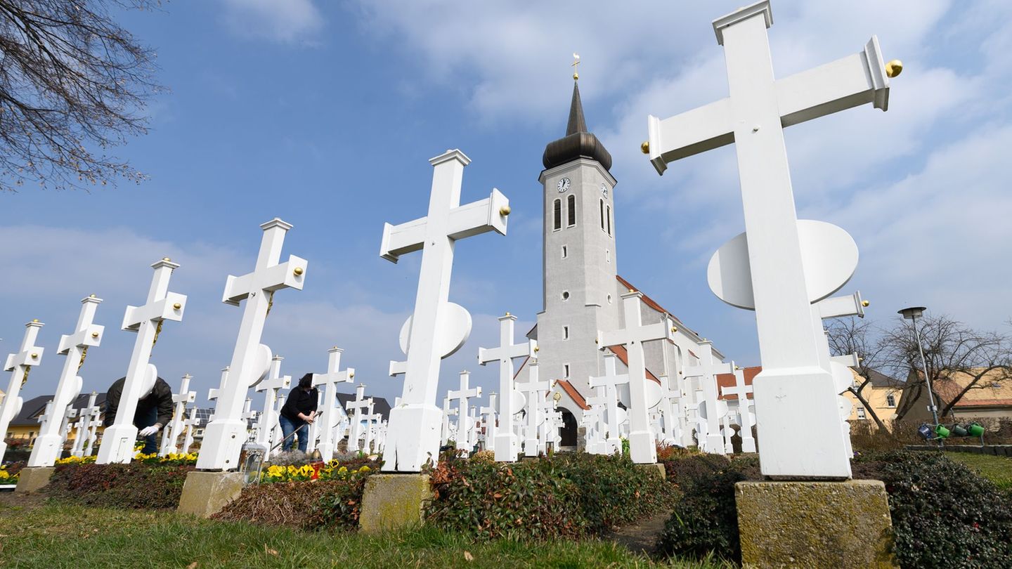 Weniger Vandalismus in Kirchen und auf Friedhöfen in Sachsen - Sorge bleibt aber (Archivbild). Foto: Sebastian Kahnert/dpa