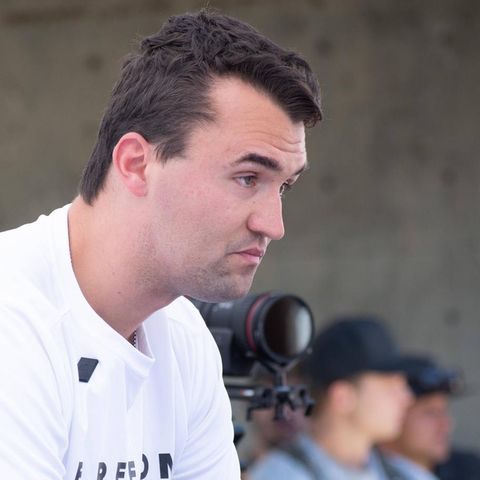 Charlie Kirk sitzt unter einem Sonnenschutz bei seiner Diskussionsveranstaltung an der Utah Valley University