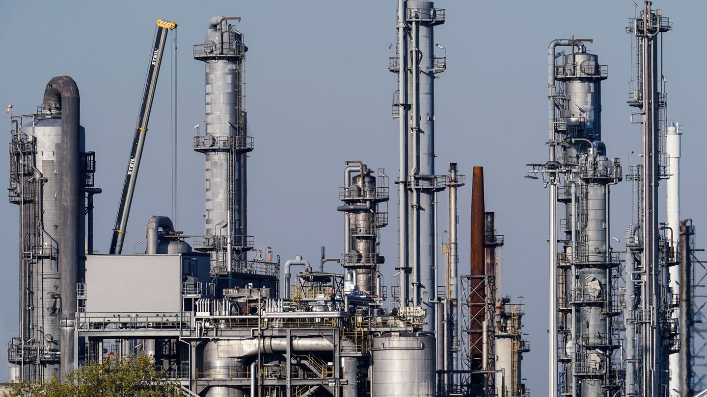 Die chemische Industrie zählt zu den Schlüsselbranchen in Rheinland-Pfalz. (Archivbild) Foto: Uwe Anspach/dpa