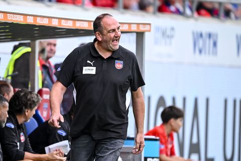 Heidenheims Trainer Schmidt will von seiner Mannschaft wieder mehr Leidenschaft und Teamgeist sehen. Foto: Harry Langer/dpa