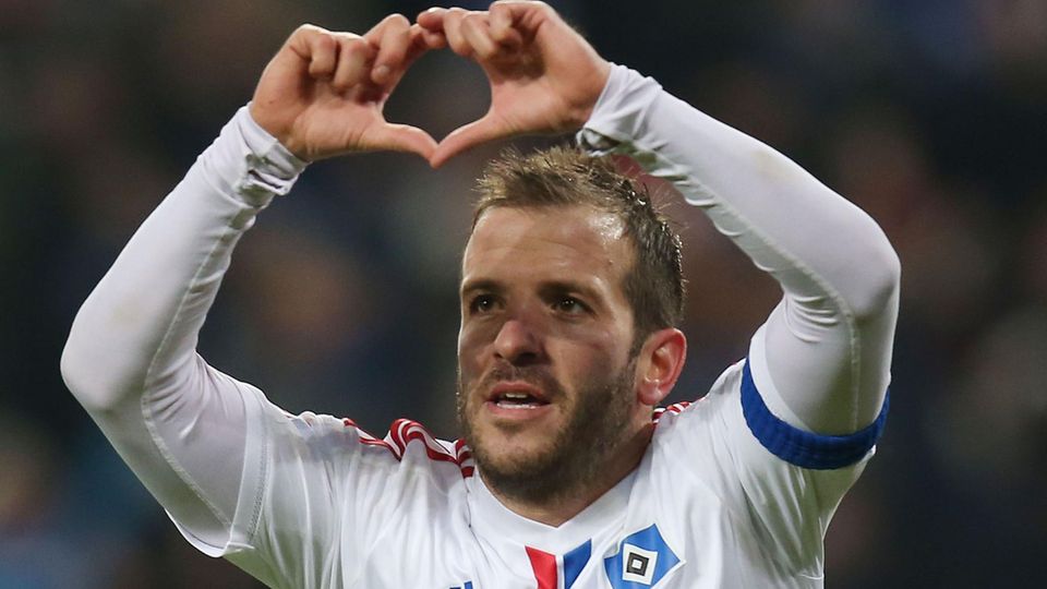 Rafael van der Vaart formt im Trikot des Hamburger SV mit den Händen ein Herz