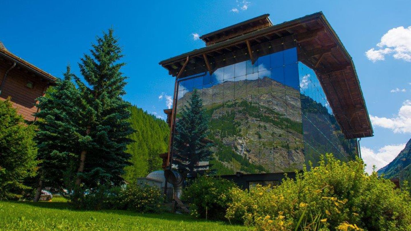 Blick auf die verspiegelte Fassade des Hotels Pirmin Zurbriggen