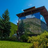 Blick auf die verspiegelte Fassade des Hotels "Pirmin Zurbriggen"