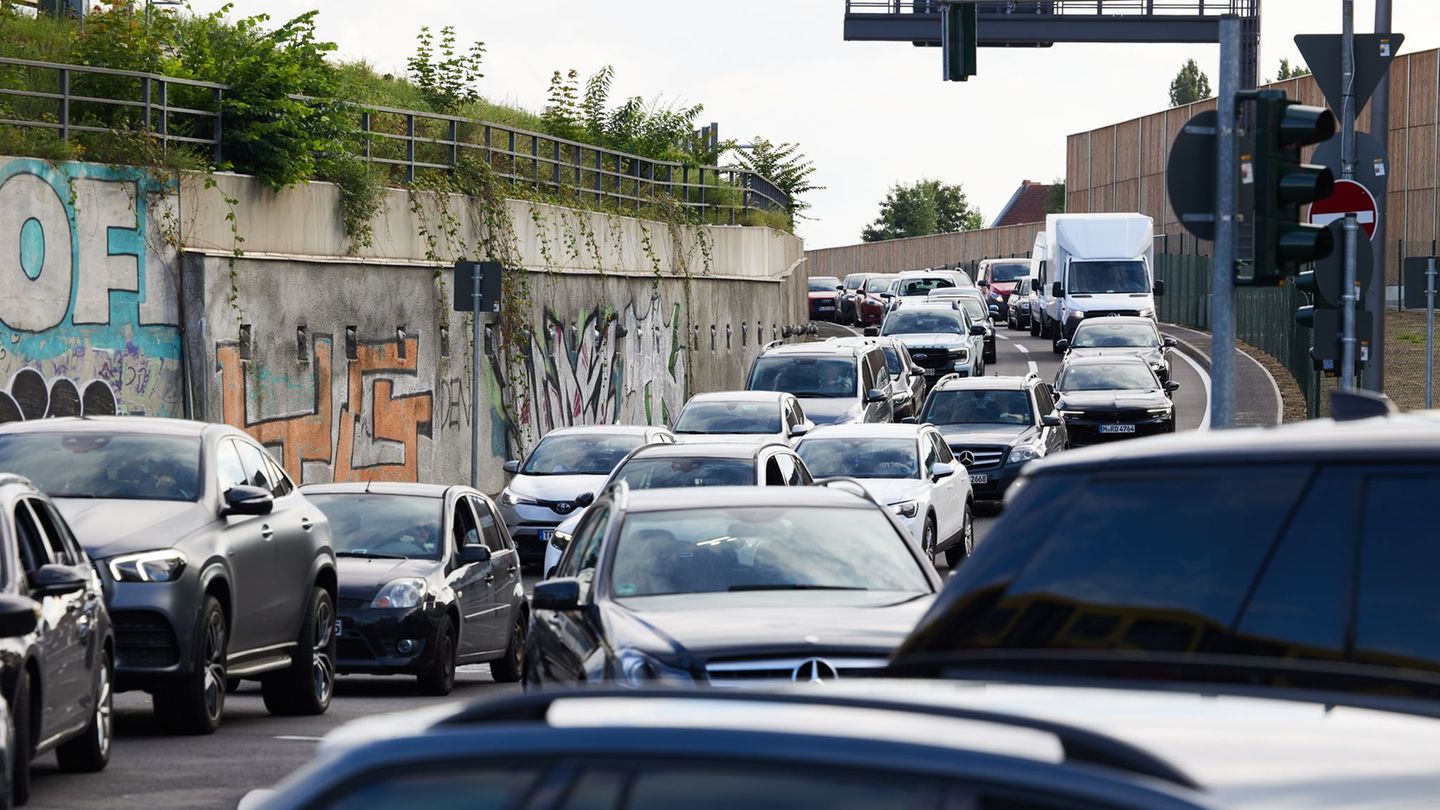 Am Ende der A100 wird die Verkehrsführung geändert. (Archivbild) Foto: Joerg Carstensen/dpa