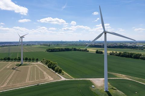 In Hessen noch ausbaufähig aus Sicht des WWF: Erneuerbare Energien aus Wind und Sonne. (Archivbild) Foto: Boris Roessler/dpa