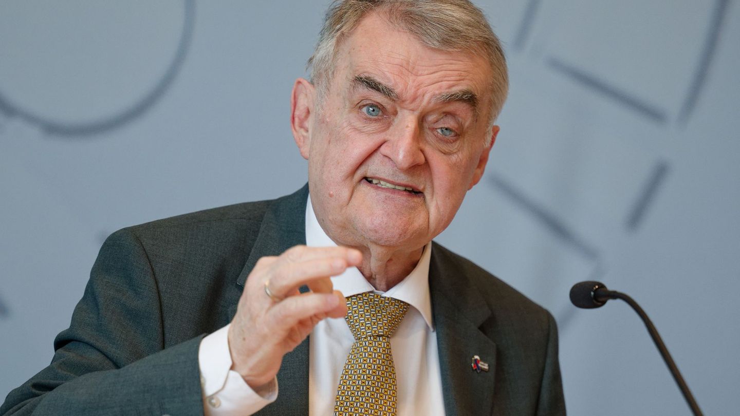 NRW-Innenminister Herbert Reul berichtet über einen Rückgang von politisch motivierten Straftaten. (Archivbild) Foto: Henning Ka