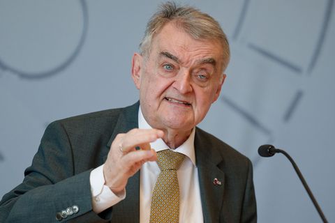 NRW-Innenminister Herbert Reul berichtet über einen Rückgang von politisch motivierten Straftaten. (Archivbild) Foto: Henning Ka