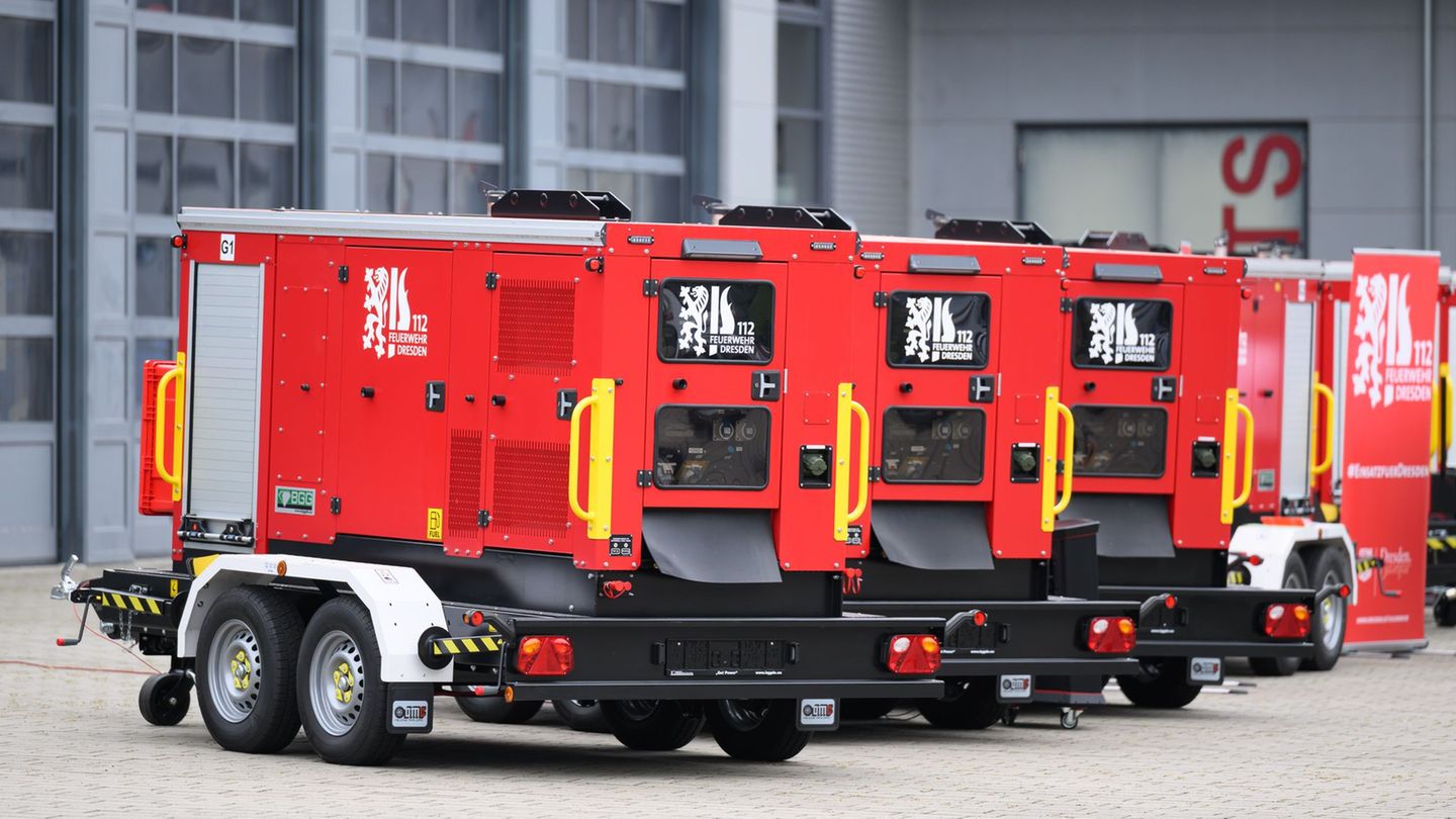 Die mobilen Stromgeneratoren sollen die Versorgung von Rettungsdienst und Feuerwehr zusätzlich absichern. Foto: Robert Michael/d