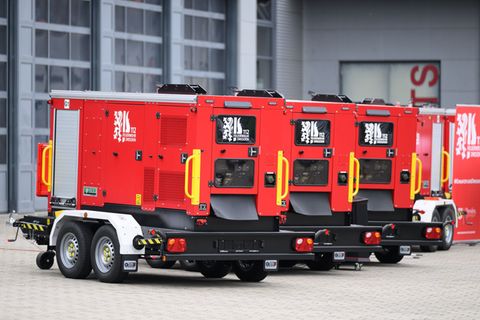 Die mobilen Stromgeneratoren sollen die Versorgung von Rettungsdienst und Feuerwehr zusätzlich absichern. Foto: Robert Michael/d