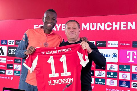 Jackson (l.) wird im Bayern-Trikot mit der 11 auflaufen. Foto: Klaus Bergmann/dpa