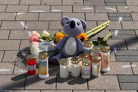 In Niedernhall (Baden-Württemberg) liegen Kerzen und ein Teddy auf einem Supermarkt-Parkplatz