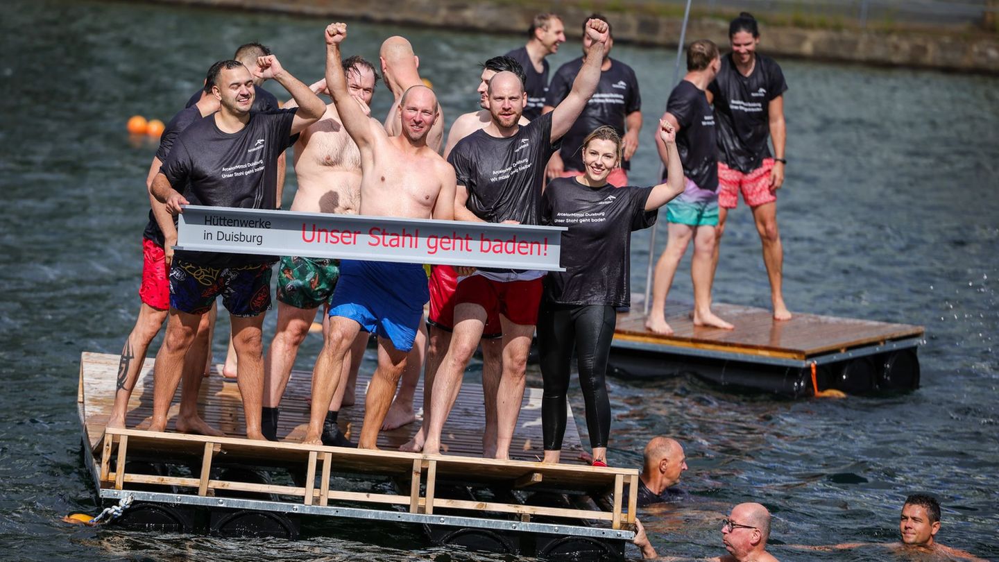 Spectacular action: “Our steel goes swimming”: steel workers jump into the water