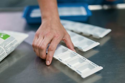 Pflegekraft mit Medikamentenbox