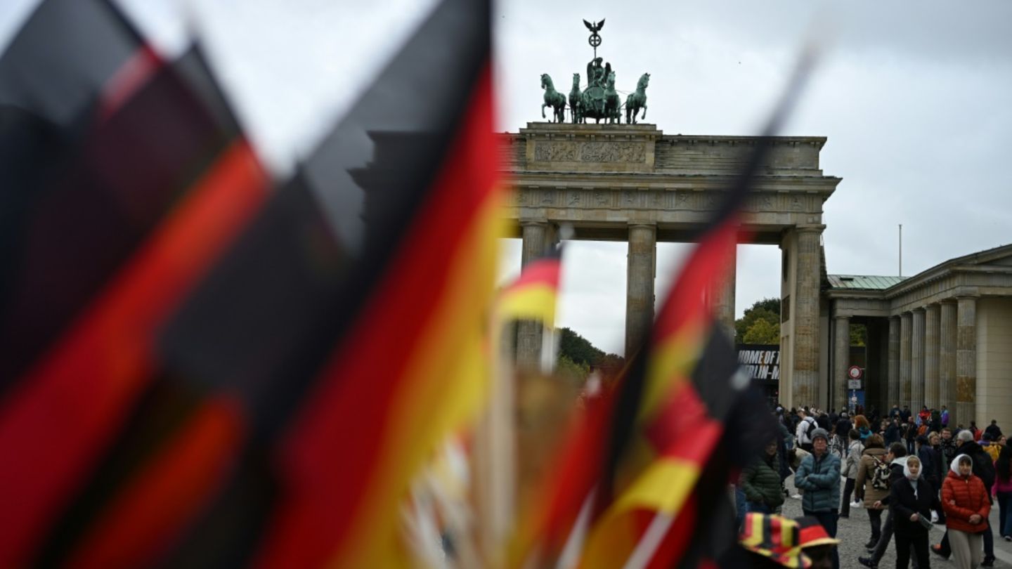 Deutschlandflaggen vor Brandenburger Tor in Berlin