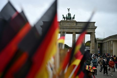 Deutschlandflaggen vor Brandenburger Tor in Berlin