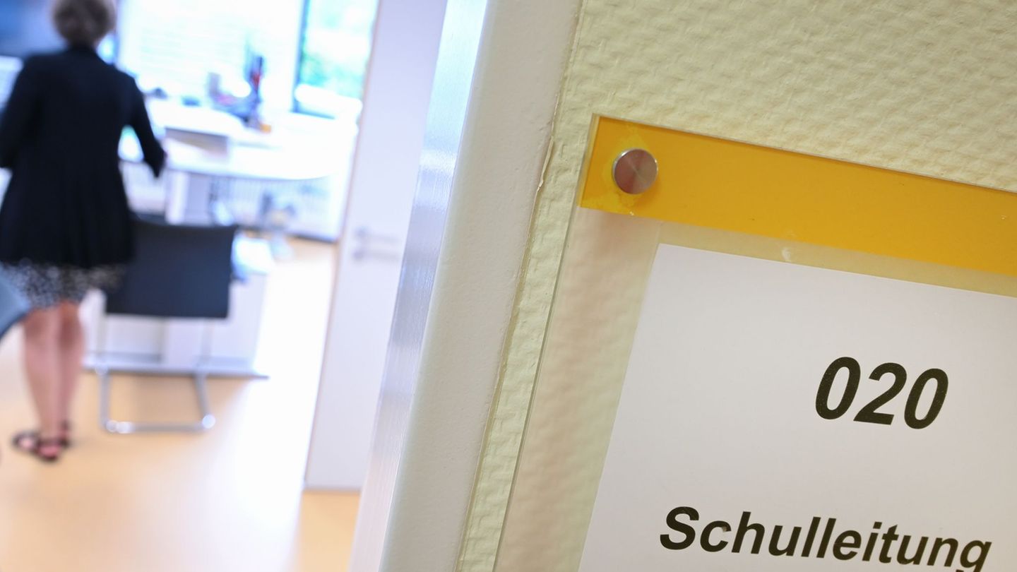 Die Leitung einer Schule ist mit zusätzlicher Arbeit verbunden. Nach Ansicht der Bildungsgewerkschaft GEW wird das von der Polit