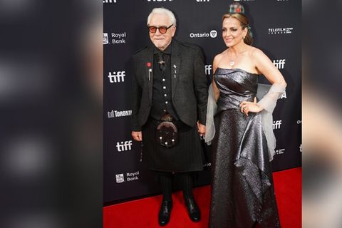 Brian Cox mit Ehefrau Nicole Ansari-Cox auf dem roten Teppich des International Film Festivals in Toronto, Kanada.