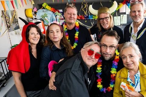 Im neuen Münster-"Tatort" feiern Thiel (Axel Prahl, vorne links) und Boerne (Jan Josef Liefers, vorne rechts) Karneval.