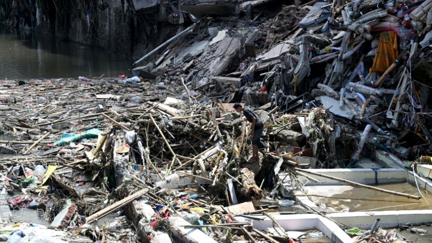 Trümmer eines Hauses nach Überschwemmungen in Denpasar auf Bali
