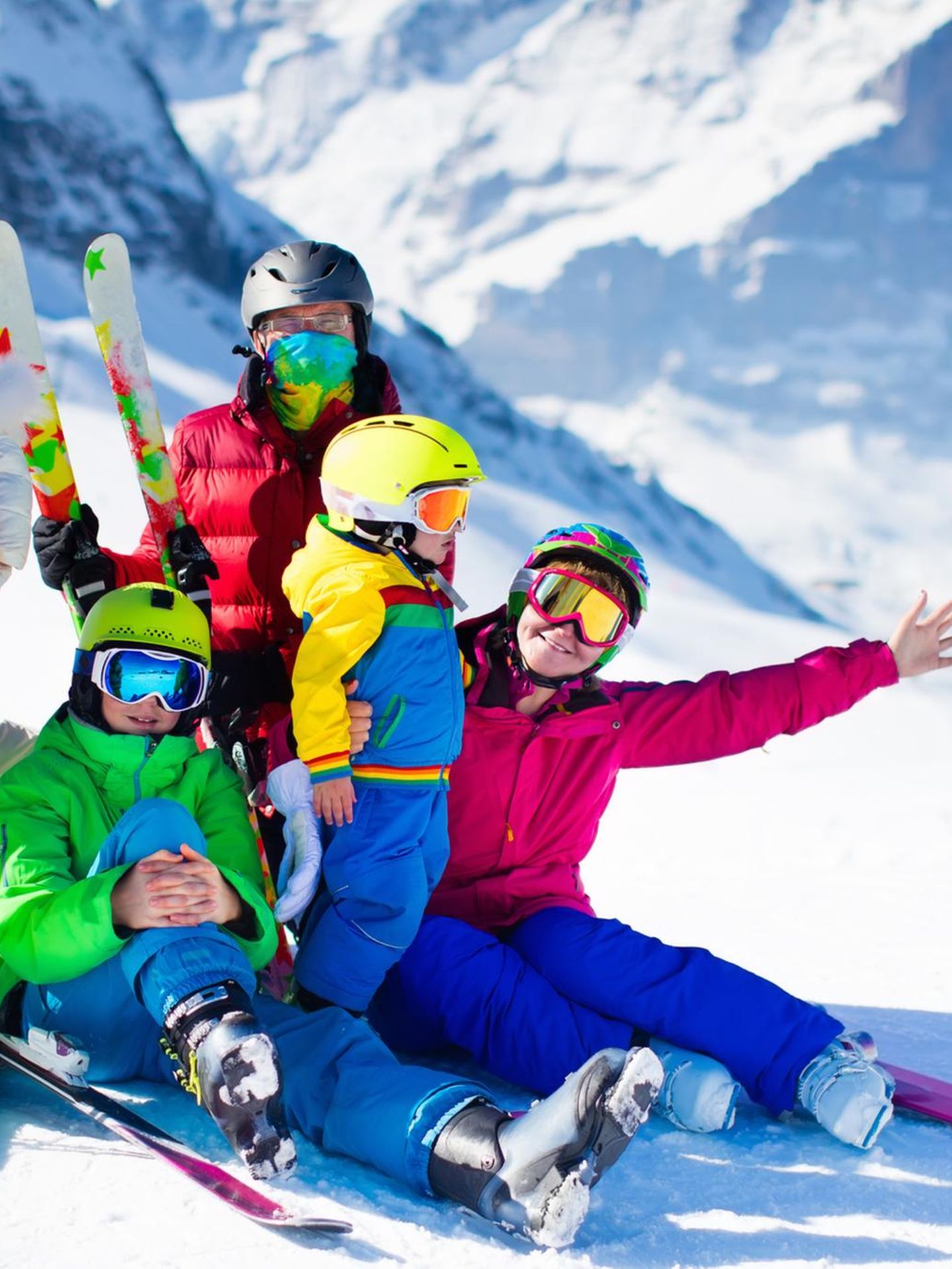 Eine Familie beim Ski-Urlaub in en Schweizer Alpen vor dem Matterhorn