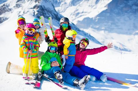 Eine Familie beim Ski-Urlaub in en Schweizer Alpen vor dem Matterhorn