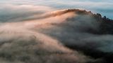 Nebel wabert über ein Gebirge