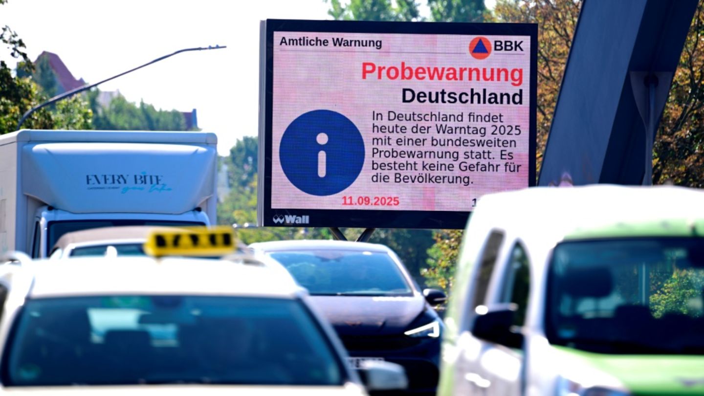 Probewarnung auf Anzeigentafel in Berlin