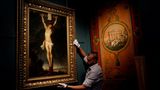 Fontainebleau, Frankreich: Wo wir gerade bei Gemälden sind – dieses stammt von Peter Paul Rubens (1577 - 1640) und heißt "Christus am Kreuz". Ein Mitarbeiter des Auktionshauses Osenat rückt es noch etwas zurecht, bevor es ausgestellt wird. Das Bild galt vier Jahrhunderte als verschollen, wurde kürzlich wiederentdeckt und soll im November versteigert werden