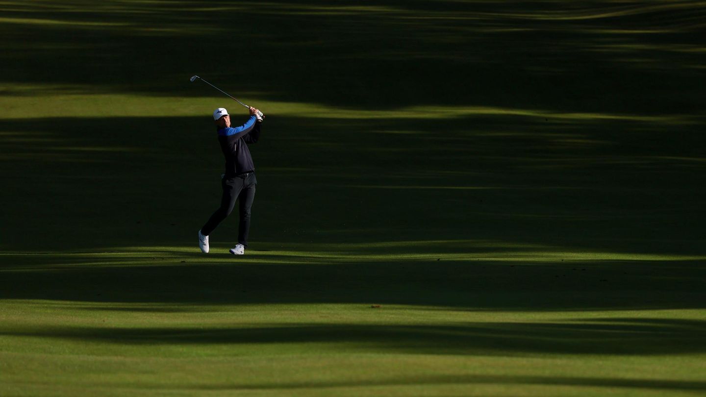 Ein Golfer schlägt seinen Ball ab