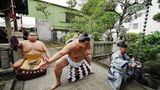 Sumo-Ringer bei einer Ringbetrittszeremonie